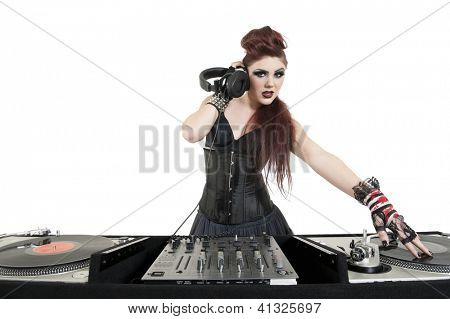 Krásné mladé DJ poslechu hudby nad bílým pozadím