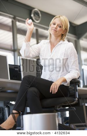 Podnikatelka v kancelářských prostor házet odpadky do koše