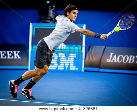 MELBOURNE - 19 gennaio: Roger Federer in Svizzera nella sua terza vittoria rotonda sopra Berbard Tomic A