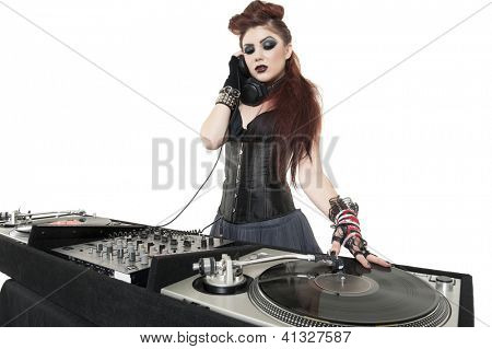 Krásný punk DJ nad bílým pozadím