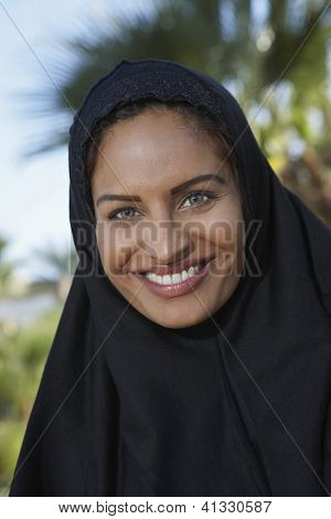 Portret van een Indiase vrouw in burka glimlachend close-up