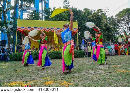 Kolkata, West Bengal, India - 9th March 2020 : Young Bengali Male And Female Dancers Dressed In Colo