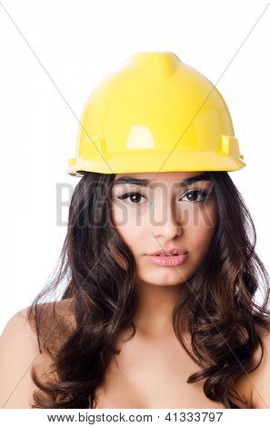 Jovem mulher com hellow capacete branco