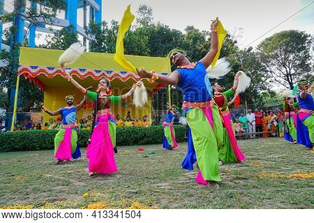 Kolkata, West Bengal, India - 9th March 2020 : Young Bengali Male And Female Dancers Dressed In Colo