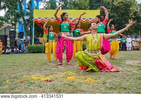 Kolkata, West Bengal, India - 9th March 2020 : Young Bengali Male And Female Dancers Dressed In Colo