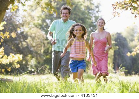 Famílias correndo ao ar livre sorrindo