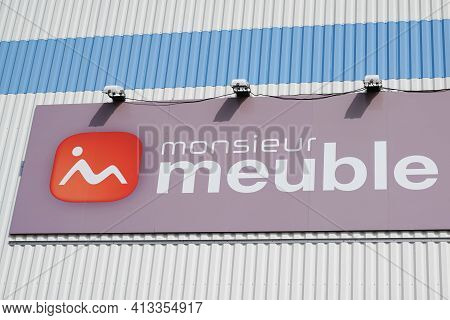Bordeaux , Aquitaine France - 03 18 2021 : Monsieur Meuble Shop Logo Brand And Sign Text On Wall Fre