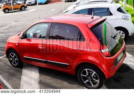 Bordeaux , Aquitaine France - 03 18 2021 : Renault Twingo And Zoe Car Park Second Hands Vehicle In D