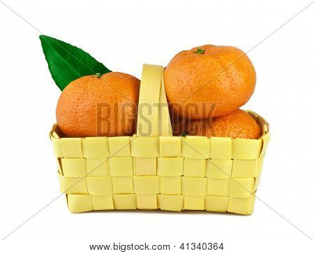 mandarino in cesto isolata on white background