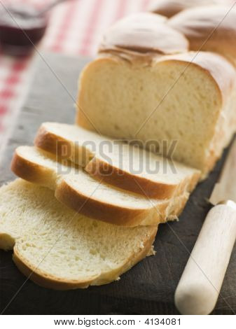 Brioche Loaf Scheiben auf ein Schneidebrett