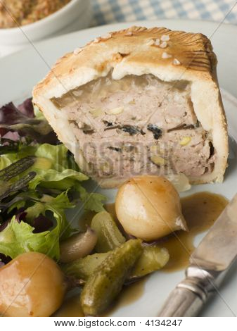 Schweinefleisch schwarze Trüffel und Pistazien Pie mit verglasten Schaltfläche Zwiebeln und cornichons
