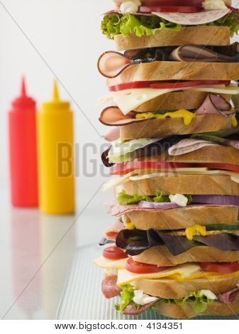 Dagwood Tower sendvič s omáčkami