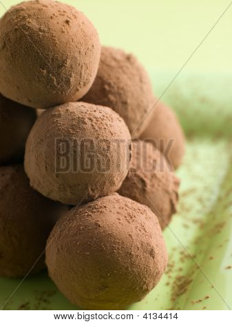 Tartufi di cioccolato su un piatto