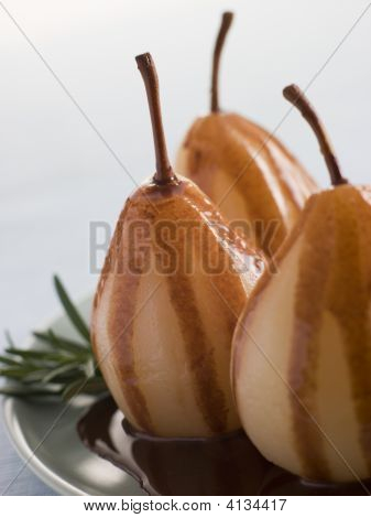Pere affogate con rosmarino e salsa di cioccolato
