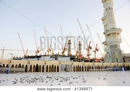 2012 년 7 월 21 일에 사우디아라비아 메카에서 Kaaba의 메카-7 월 21 일: 건설 크레인.  내 안에 Kaaba