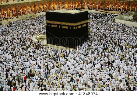 Mekka - 21. Juli: Eine Schar von Pilgern Circumabulate (Tawaf) Kaaba am 21. Juli 2012 in Mekka, Saudi A