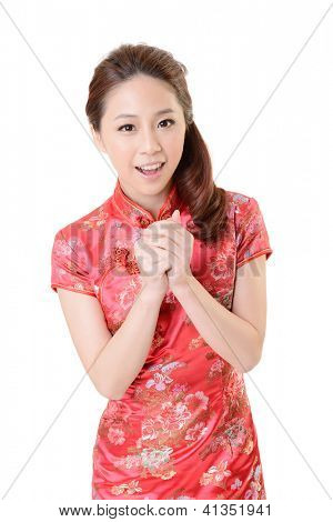 Smilende kinesisk kvinde kjole traditionelle cheongsam ved årsskiftet, skud studio isoleret på hvid baggrund