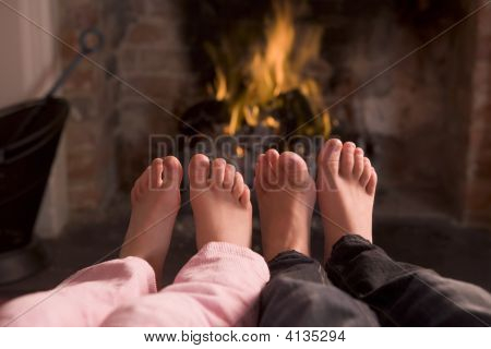 Dětské nohy oteplování na krb