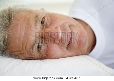 Uomo disteso nel letto