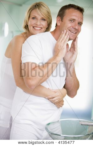 Coppie In bagno che abbraccia e sorridente