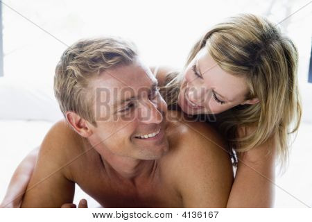Paare lying in Bed smiling