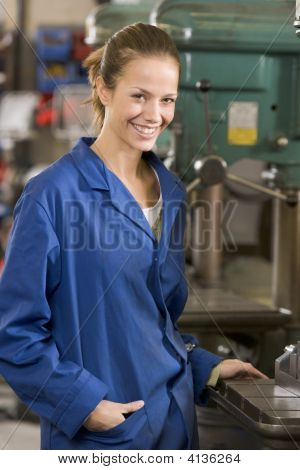 Macchinista lavorando sulla macchina