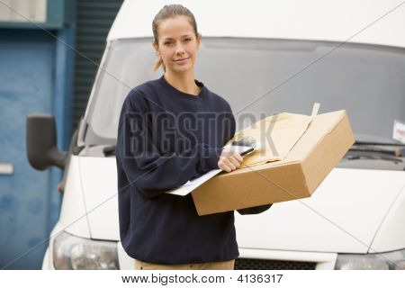 クリップボードとボックスのバンに立って Deliveryperson