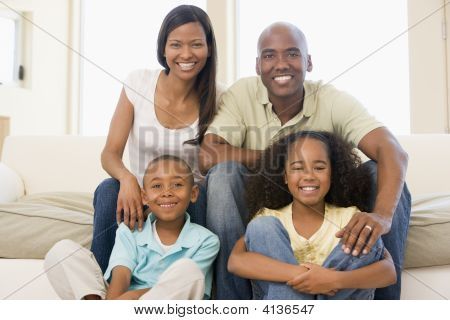 Famílias sentado na sala de estar sorrindo