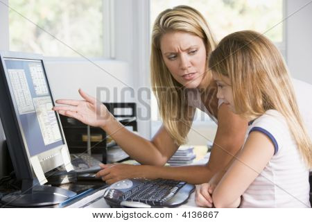 Kvinde og ung pige i Home Office computer ser ulykkelig