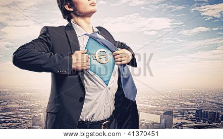 Empresário mostrando superman terno por baixo da camisa