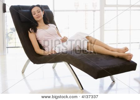 Mujer sentada en la silla para dormir
