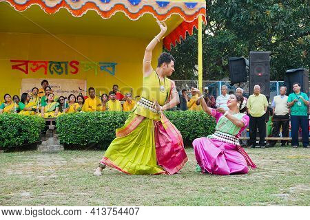 Kolkata, West Bengal, India - 9th March 2020 : Young Bengali Male And Female Dancers Dressed In Colo