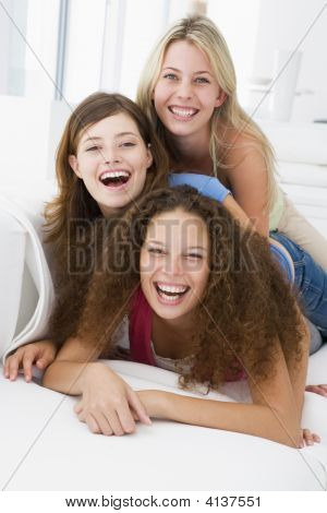 Tre donne nel salotto giocando e sorridendo
