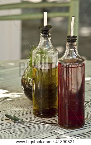 Bottiglie di olio d'oliva e ad al tavolo
