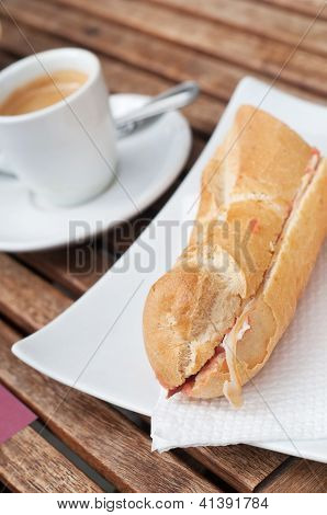 Bocadillo (seranito) i kawy