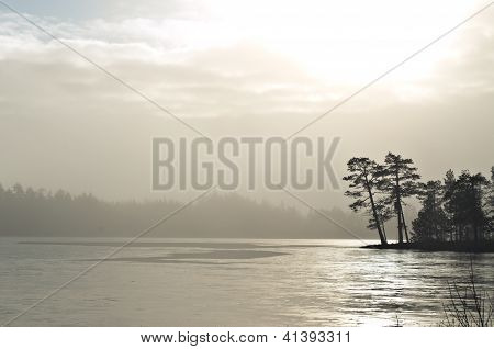 Foschia sul lago ghiacciato, catturato In Finlandia.