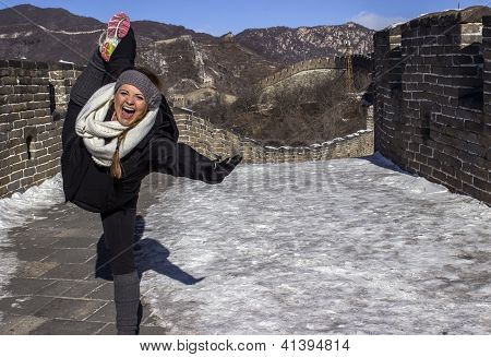 Mulher praticando Yoga na grande muralha da China
