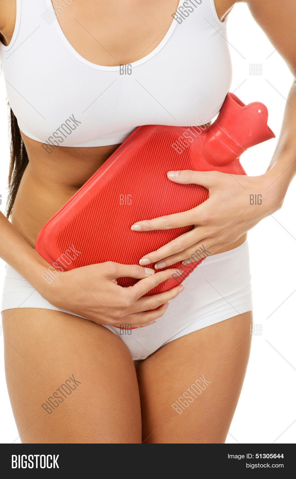 можно ли греть живот при боли. болезненные месячные. женщина с грелкой на животе. боли в животе. тяжесть в животике.