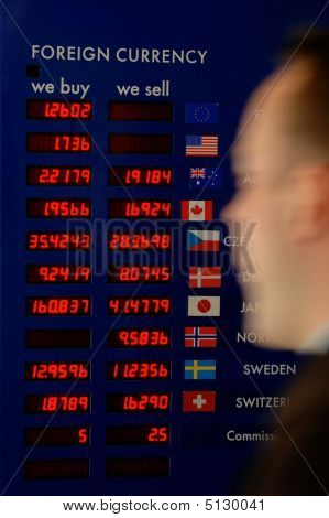 Mies kiirehtimässä ohi valuuttakatejärjestelmän
