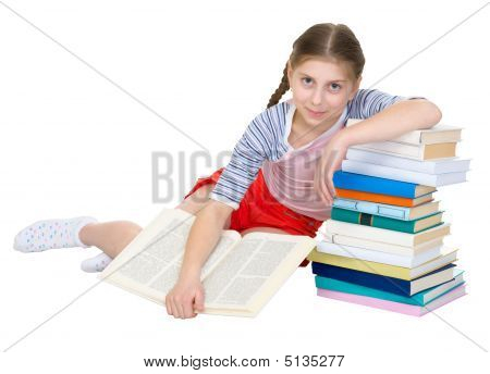 Dívka sedí s opřel lokty knihy