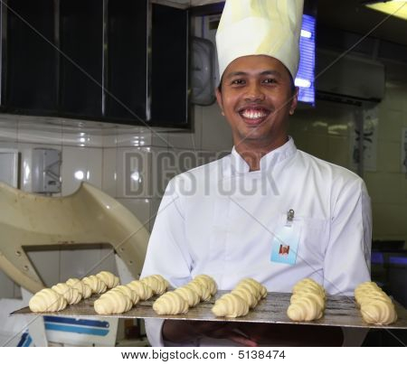 Chef de pastelería en el trabajo