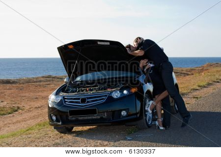 Familie neben seinem Auto