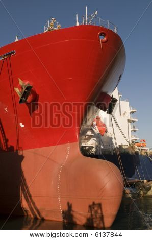 New building ships in shipyard