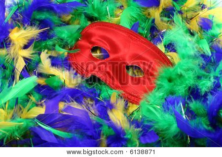 Máscara de Halloween sobre cachecol de plumas