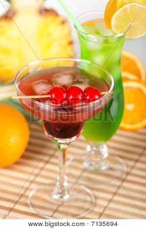 Красные и зеленые тропические коктейли