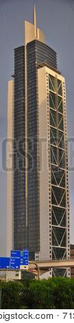 Dubai Tower mit Zeichen board