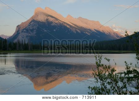 Mount Rundle wieczorem