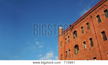 Murstensbygning og blå himmel
