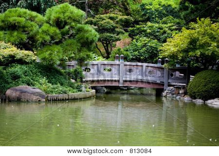 Steinbrücke in japanischer Garten