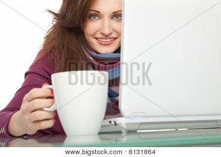 Giovane donna Smilinglaptop